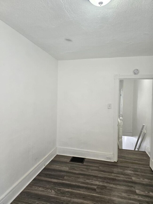 Building Photo - 3 bed 1 bath