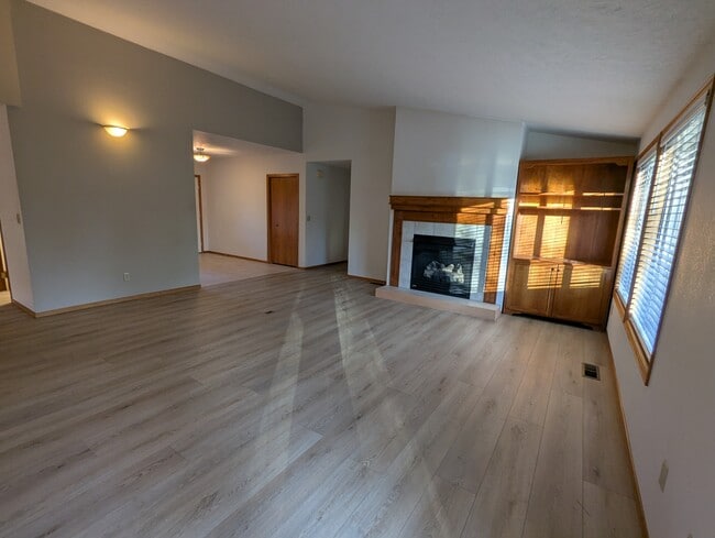 Building Photo - 1315 NE Paula Dr