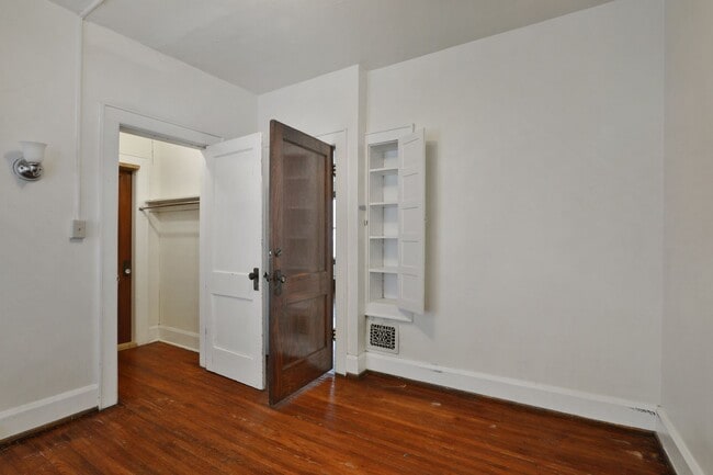 Building Photo - Awesome House for your Large Group - HUGE HOUSE with 3 Floors - 3 Kitchens, 3 Bathrooms, Awesome ...