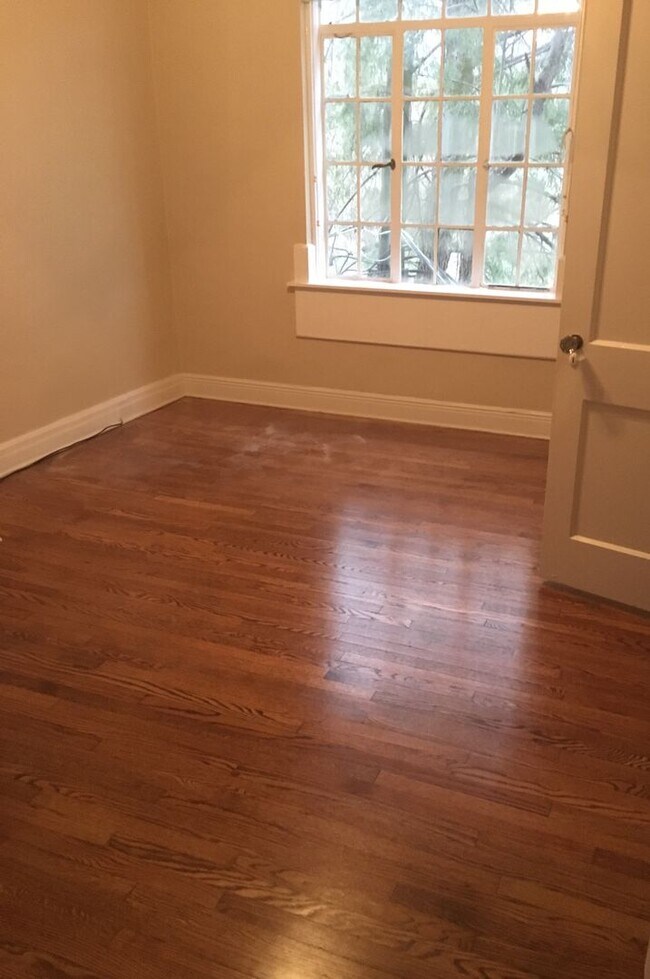 Building Photo - Knoxville 37919 - Rare opportunity to rent a historic European-style Condo with 2 bedrooms and 2 ...