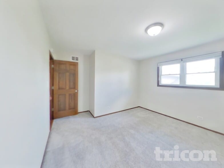 Building Photo - 16646 Paxton Ave
