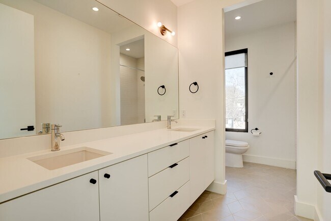 Building Photo - Spacious 3-Bedroom, 2.5-Bath Contemporary ...