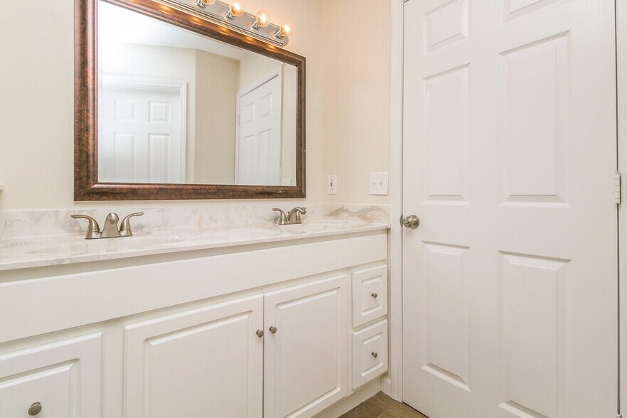 Building Photo - 2813 Louise Russell Dr