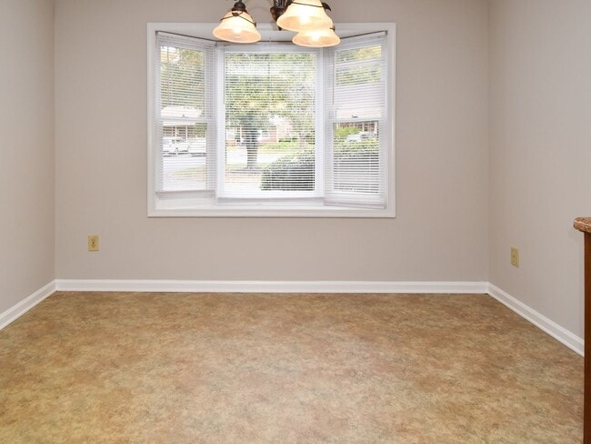 Building Photo - 3 bedrooms, 2 bath one level town-home wit...