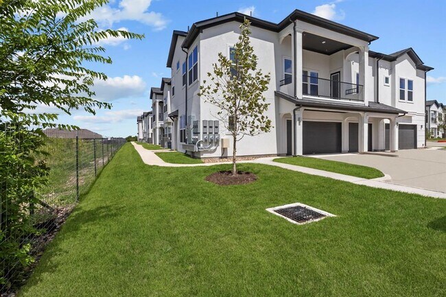 Building Photo - 1664 Hillside Terrace