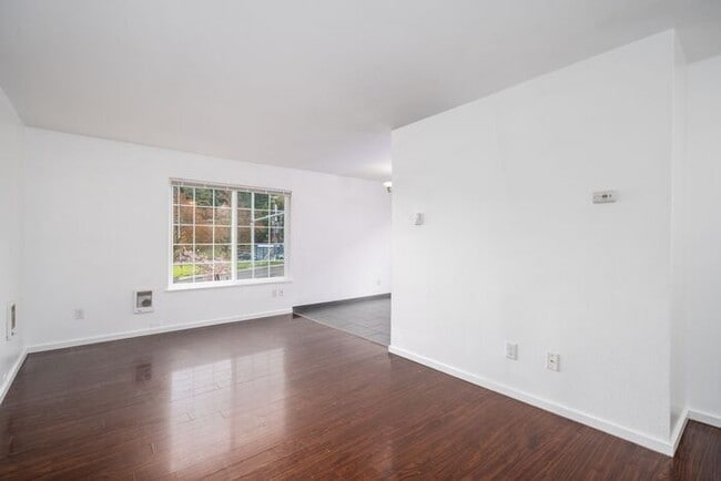 Building Photo - 2 bedroom in Roseway!! Pets OK!