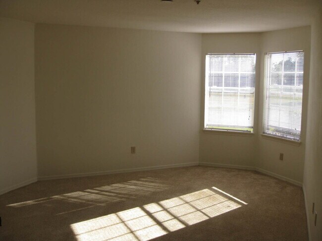 Building Photo - Ground-Floor 2 Bed, 2 Bath Condo in Bermud...