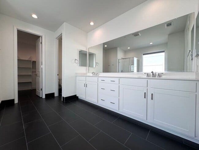 Building Photo - Spacious 5BD/3BA Home with Loft, Solar & B...