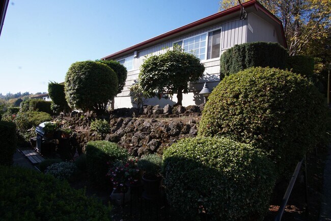 Building Photo - John's Landing 2Bdr w/Hardwoods, W&D, DW + Garage Parking!