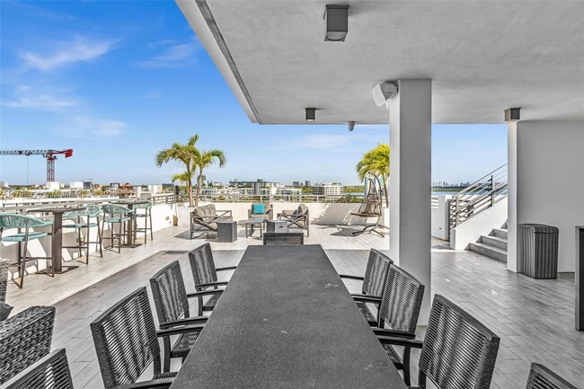 Building Photo - 9901 E Bay Harbor Dr