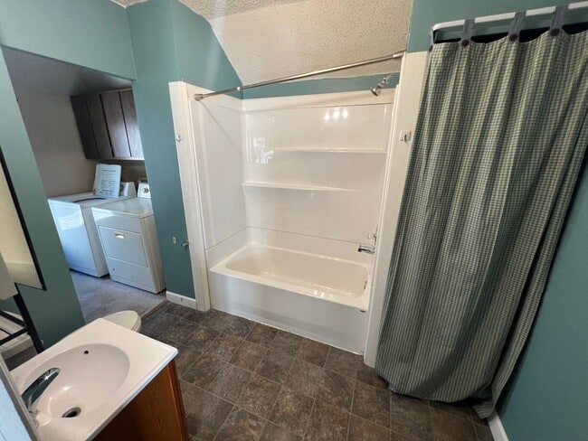 Building Photo - Upper Level 2 Bedroom Apartment - AVAILABLE JUNE
