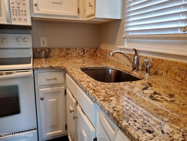 Building Photo - 912 Wellington Pl