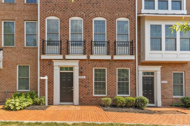 Building Photo - Luxurious 4 Bed 4.5 Bath Brick Townhome In...