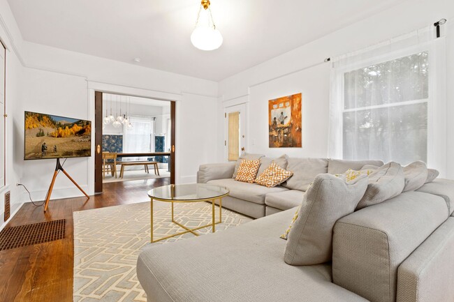 Building Photo - 6bd/3.25ba Seattle House