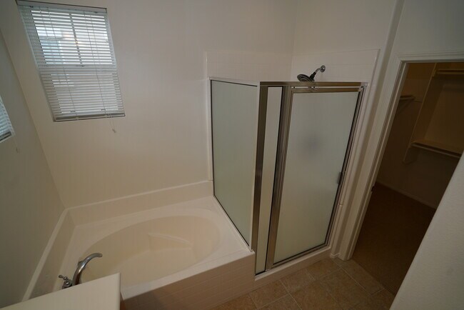 Building Photo - Creekside 3 Bedroom Rental Home in Valencia!