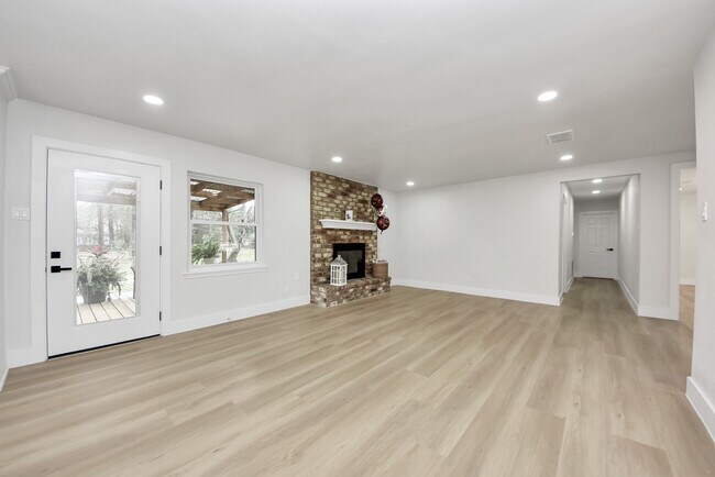 Building Photo - 26206 Maplewood Dr