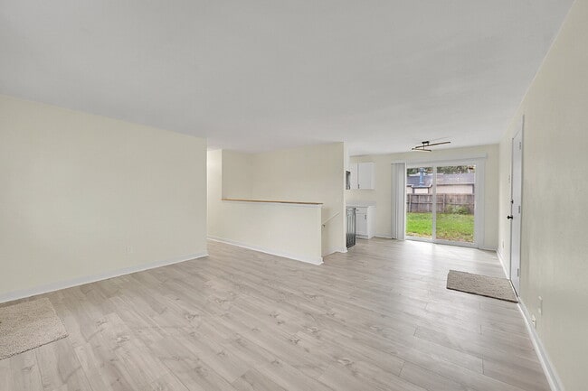 Building Photo - $2,195.00, 3-bed, 1-bath, located in Thorn...