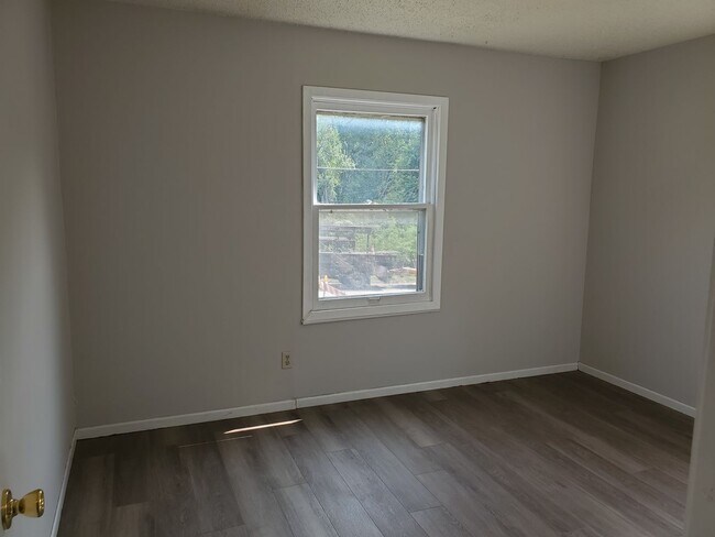 Building Photo - Nice 2 bedroom 1 bath duplex!
