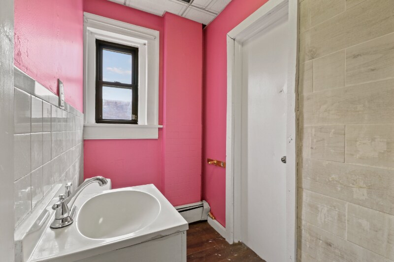 Primary Photo - 129 N River St