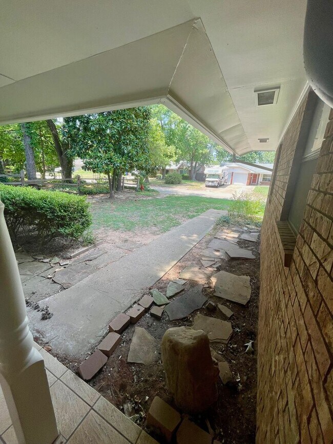 Building Photo - REMODELED HOME ON A QUIET STREET JUST ONE MILE WEST OF OU CAMPUS!