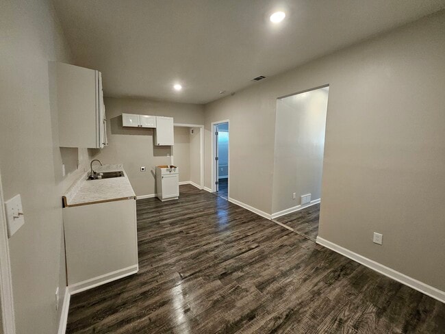 Kitchen - 743 N Claybrook St