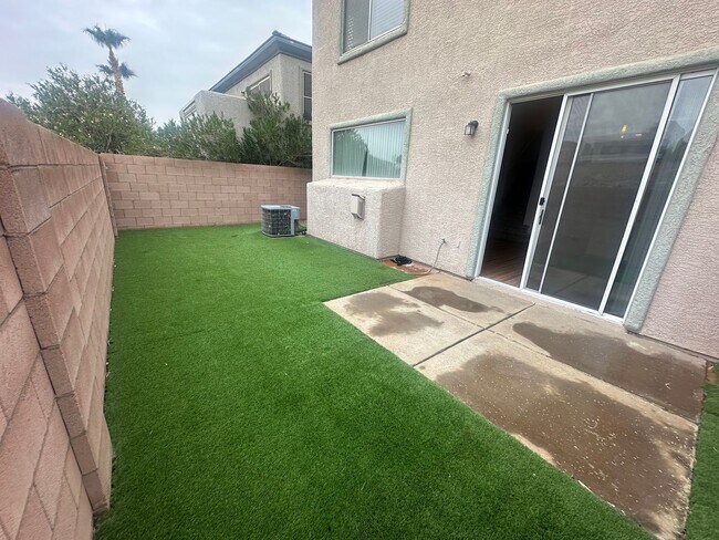 Building Photo - Great Townhome in Henderson Gated Community