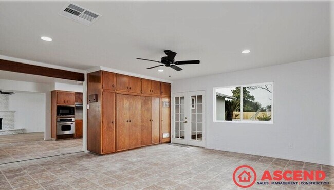 Building Photo - Beautiful home in North Bakersfield! *POOL*