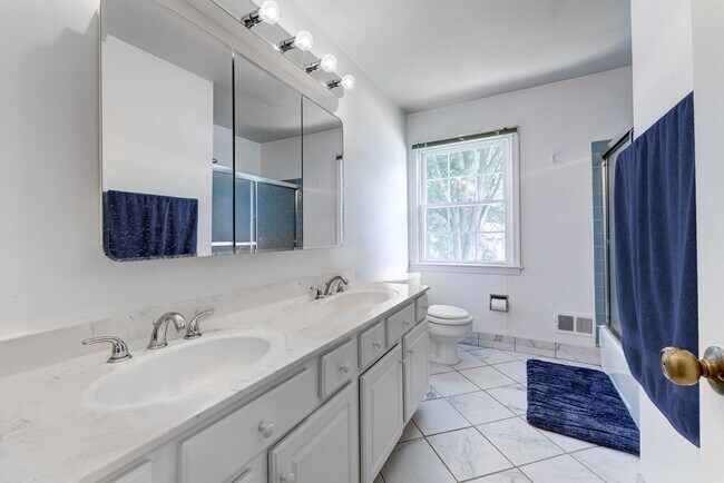 Double sinks in hall bath with tub + shower! - 10108 Donegal Ct