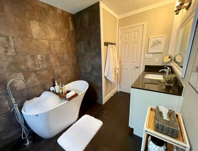 Building Photo - 104 SE 12th St