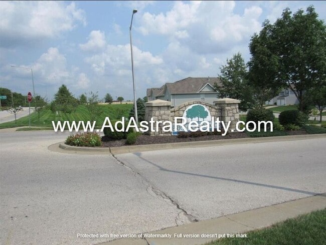 Building Photo - Gorgeous Like New KCMO Townhome-Available ...