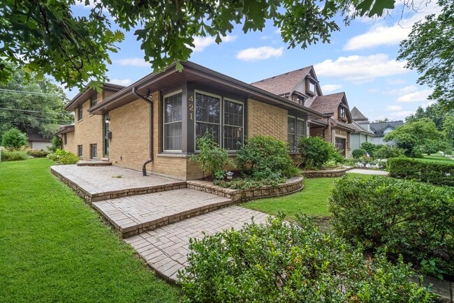 Building Photo - 421 N Elm St