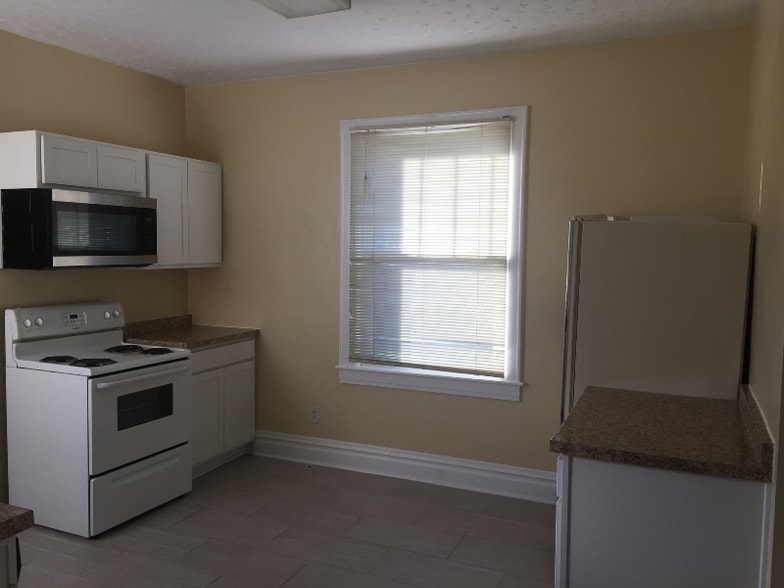 Building Photo - 704 10th Ave