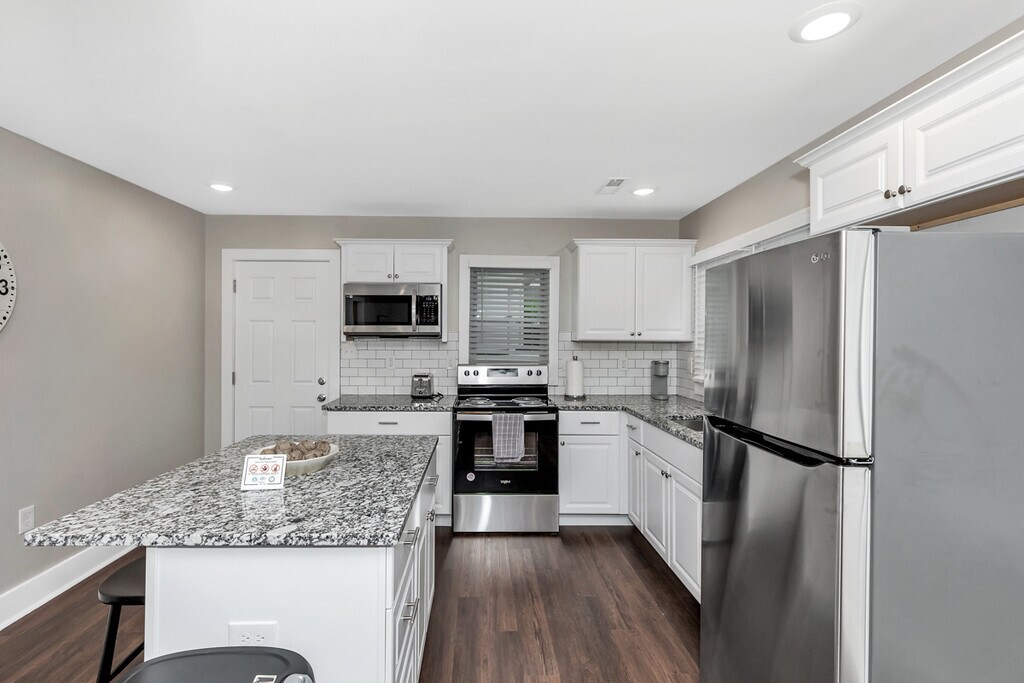 Building Photo - 2215 Bell Ave NW
