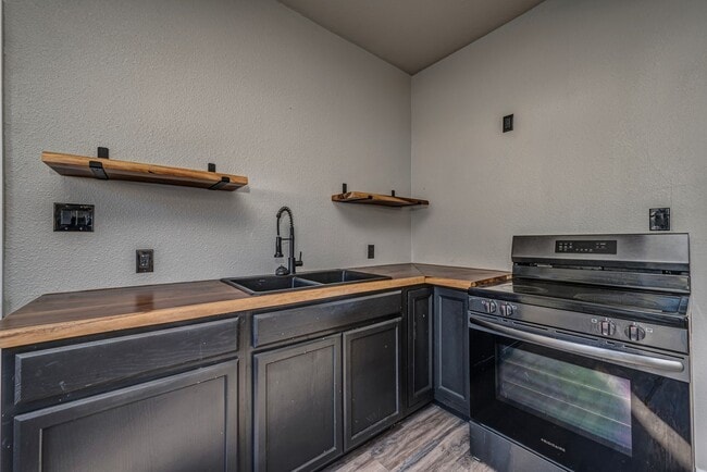 Building Photo - New 3 Bedroom 2 Bath on Stanley SW