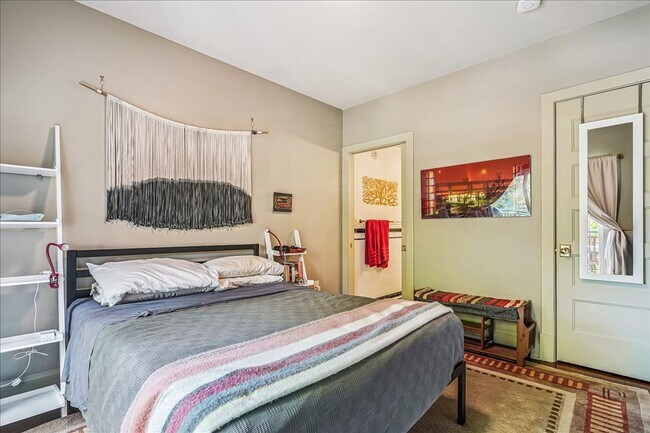 Building Photo - Great Luxury 3 Bedroom 2 Bath on H st NE!