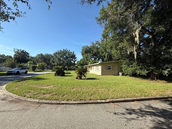 Building Photo - Cute 2/1.5 Quaint Bungalow with Single Garage in Winter Park right off Lee Road!