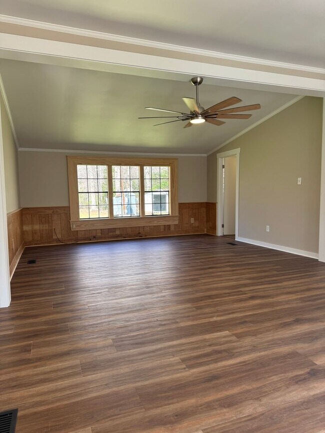 Building Photo - Fully Renovated Secluded 3 Bedroom Rancher!