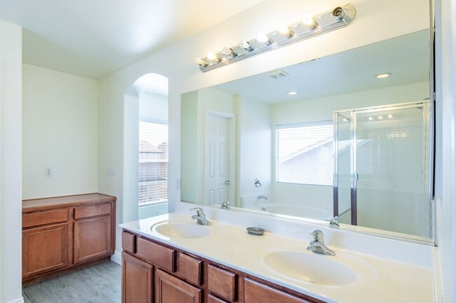 Building Photo - A MUST SEE 3BD/2.5BA SINGLE FAMILY HOME!