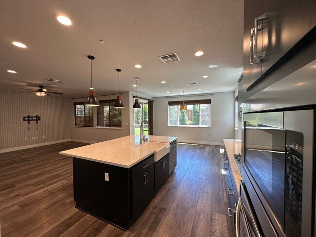 Building Photo - Stunning 4 Bedroom, 3 Bath Mountain House Home