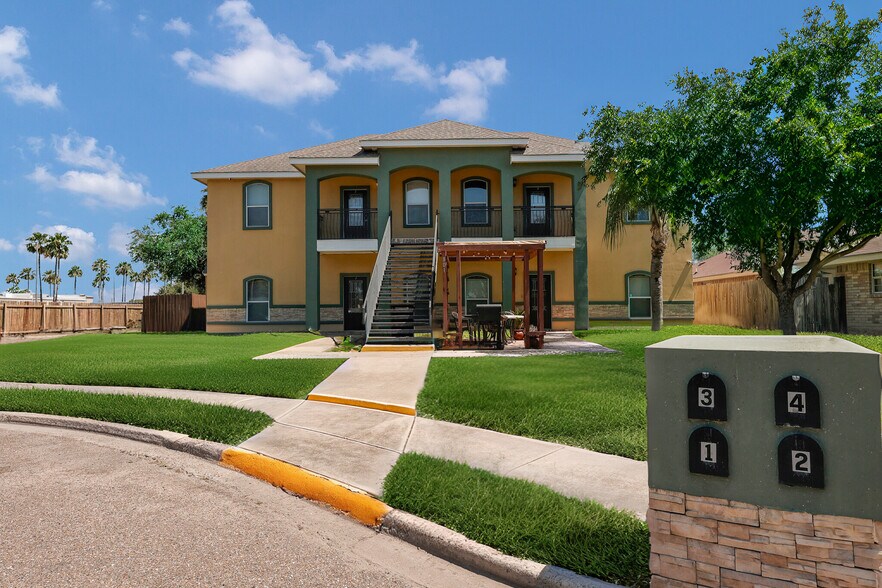 Front view of cozy property! - 801 E Daffodil