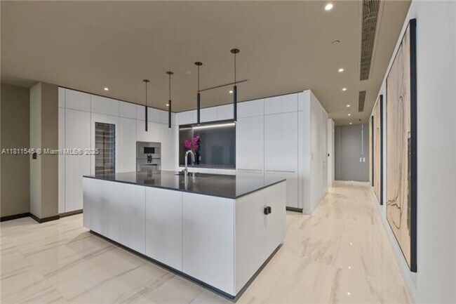 Building Photo - 300 Biscayne Blvd Way