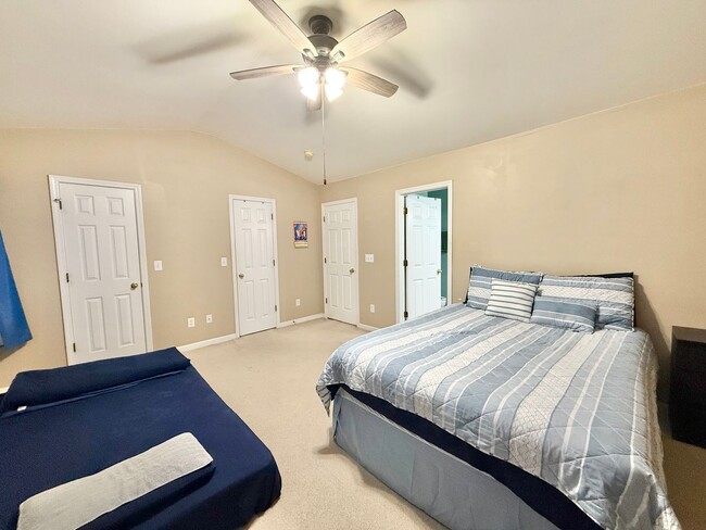 Building Photo - Stunning 3BD, 4BA Morrisville Townhome in an HOA Community with Premier Amenities & Near RDU Airp...