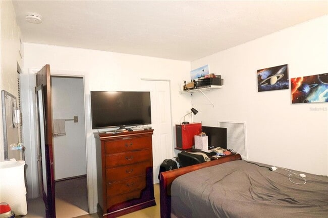 Building Photo - 2300 SW 43rd St