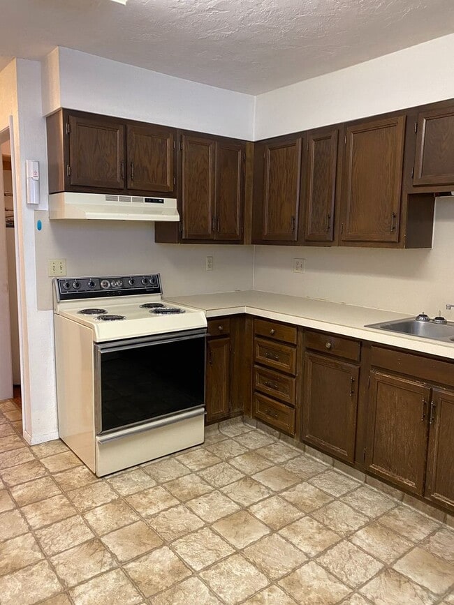 Building Photo - 2 Bedroom 1 Bath Park Place Apartment