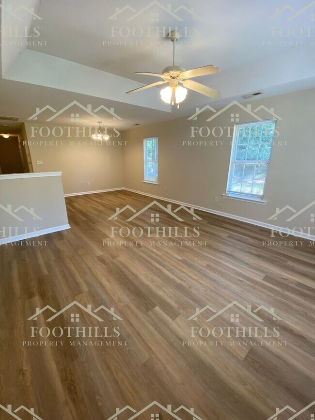 Building Photo - Single Family Home with Attached Garage