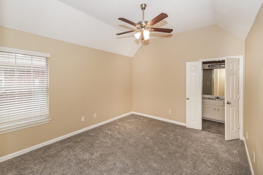 Building Photo - 1604 Marie Rd