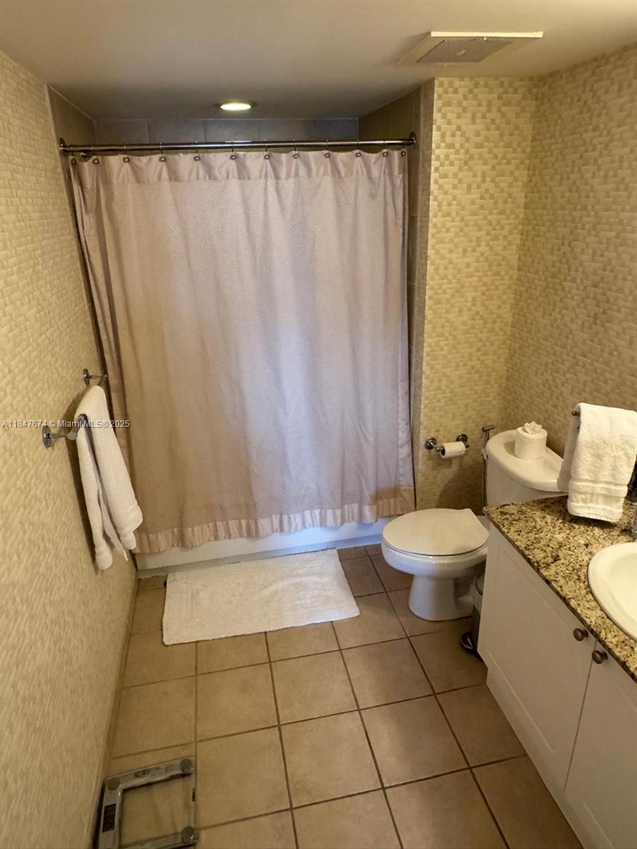 Building Photo - 19501 W Country Club Dr