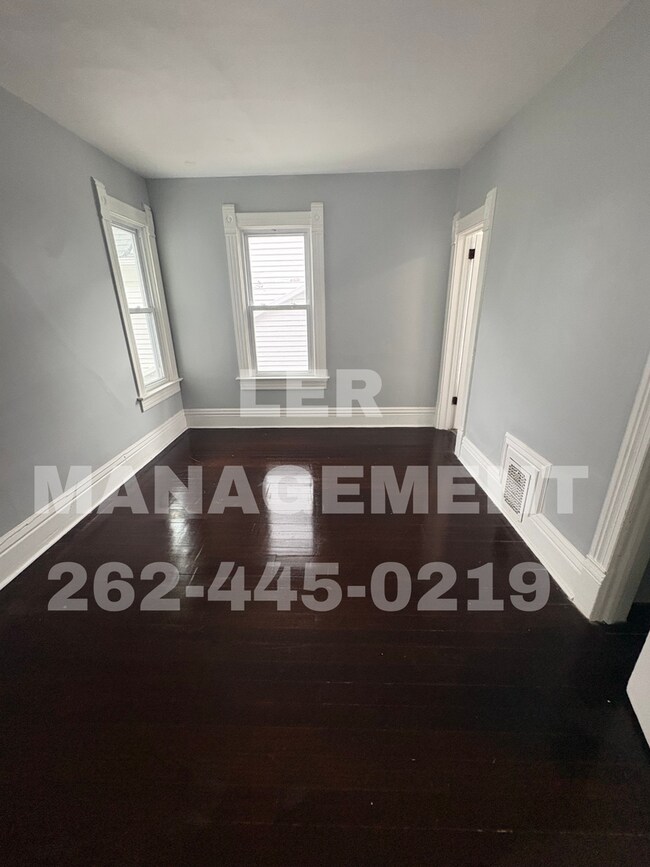 Building Photo - Spacious 3 Bedroom Upper!
