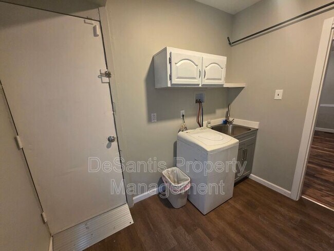 Building Photo - 212 Kenmawr Ave