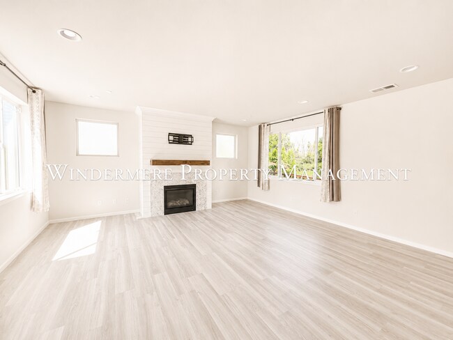 Building Photo - Bright and spacious home close to ferries, PSNS and recreational activities!